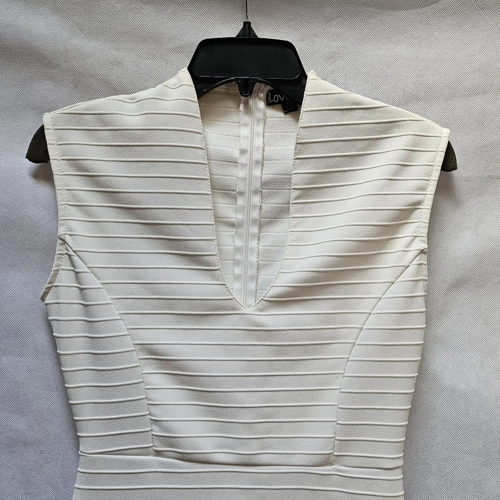 Love by Chesley Off White Deep Neck Textured Pencil Dress Size M - Picture 2 of 6